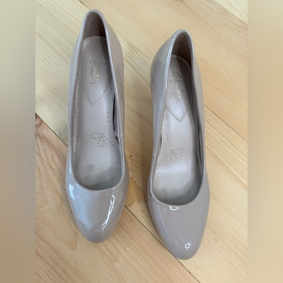 Clark’s Carlita Cove Sand Almond Toe Business Wedding Somerset Collection Heels - Picture 4 of 8